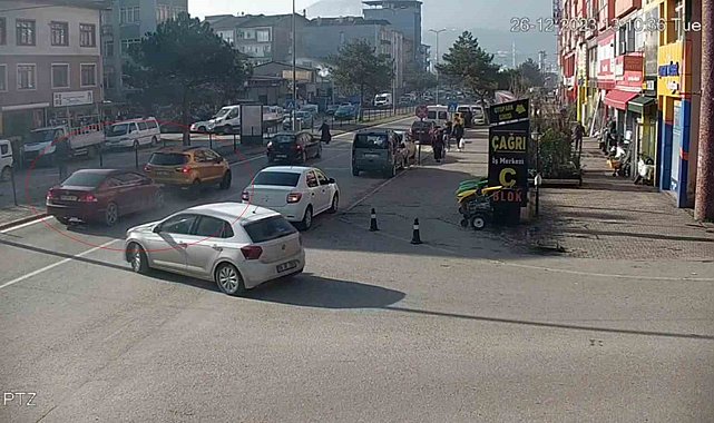 Otomobilin cipe çarptığı anlar kamerada