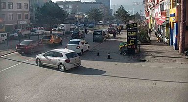 Otomobilin cipe çarptığı anlar kamerada