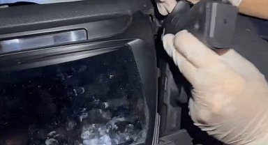 Otomobilin ön konsolunu silah deposuna çevirmişler