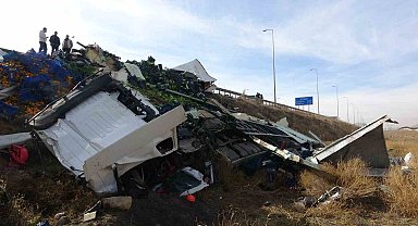 Otomobille çarpışan meyve yüklü tır şarampole devrildi