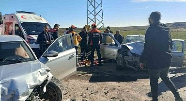 Otomobiller kafa kafaya çarpıştı: 1 ölü, 3 yaralı