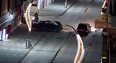 Otomobiller kafa kafaya çarpıştı, o anlar kameraya yansıdı