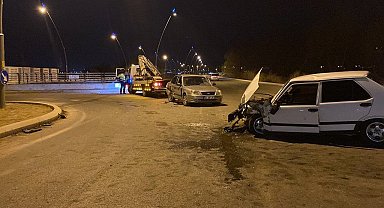 Otomobiller kavşakta çarpıştı: 5 yaralı