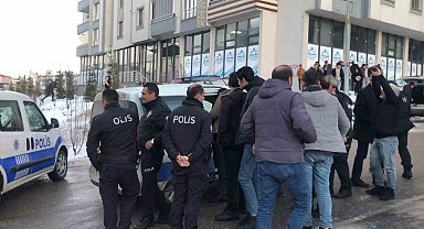 Oyuncak silahla sosyal medya için görüntü çeken gençler, polisi alarma geçirdi