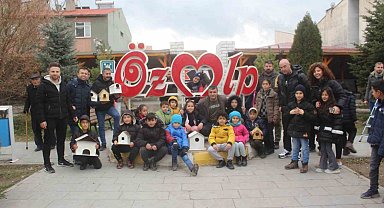 Özalpli öğrenciler 150 kuş evi yaparak çeşitli noktalara bıraktı