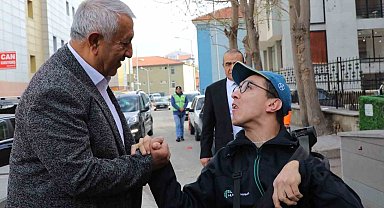 Özel bireyler aldıkları hediyeyle yüzleri böyle güldü