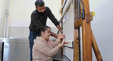 Özel öğrenciler asırlık teknikle halı dokuyor