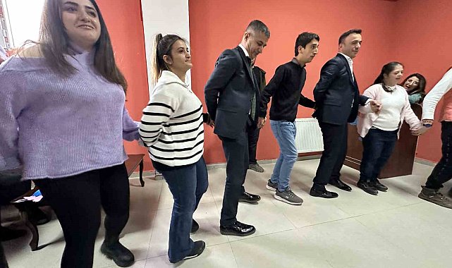 Özel öğrenciler halaylarla eğlendiler