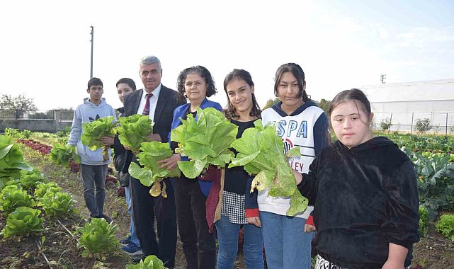 Özel öğrenciler, tarım lisesi öğrencilerinin ürettikleri mantarları ve sebzeleri birlikte topladı