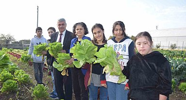 Özel öğrenciler, tarım lisesi öğrencilerinin ürettikleri mantarları ve sebzeleri birlikte topladı