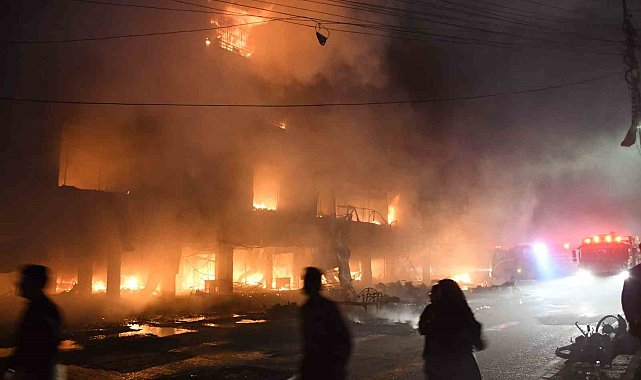 Pakistan'da mobilya çarşısında yangın: 5 ölü