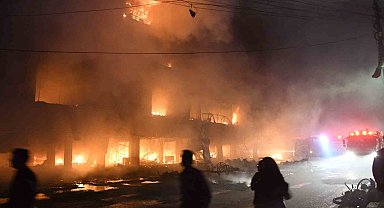 Pakistan'da mobilya çarşısında yangın: 5 ölü