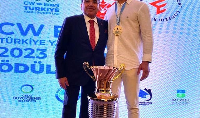 Pamukkale'nin namağlup şampiyon güreşçisi ödülünü aldı