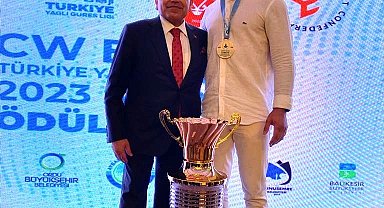 Pamukkale'nin namağlup şampiyon güreşçisi ödülünü aldı
