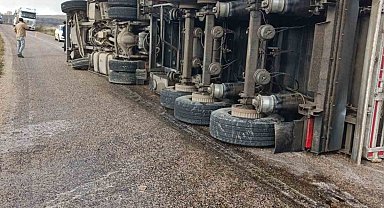 Pancar yüklü tır devrildi, sürücüsü yaralandı