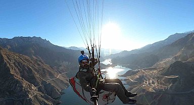 Paraşütle Yeni Yusufeli ve baraj gölünün üzerinden geçti