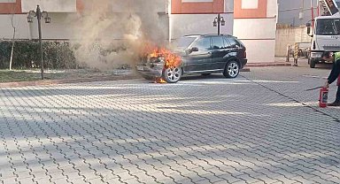 Park halindeki araç alev alev yandı