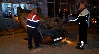 Park halindeki araca çarpan otomobil devrildi: O anlar kamerada