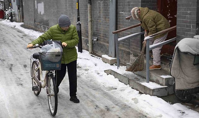 Pekin'de kar yağışı etkili oldu: Seferler durdu, okullar kapatıldı