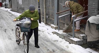 Pekin'de kar yağışı etkili oldu: Seferler durdu, okullar kapatıldı