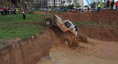 Pendik'te dev arazi araçlarının engelli parkurda off-road yarışları nefes kesti