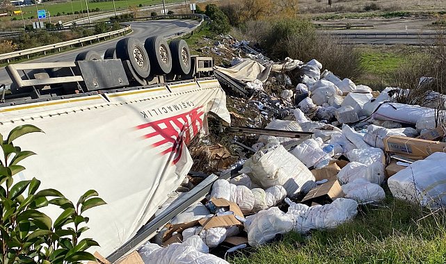 Plastik malzeme yüklü tır devrildi: 1 yaralı