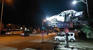 Polis kaza yapan aracı yol kenarında sergileyip hız sınırına dikkat çekti