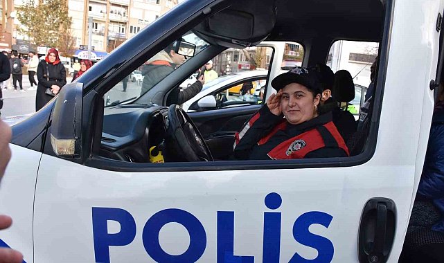 Polis kıyafeti giyip, görev aldılar