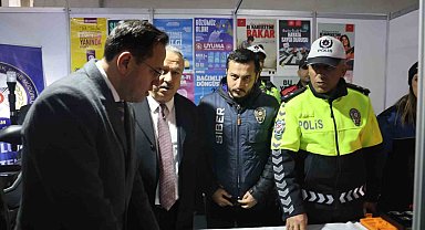 Polis standı ilgi odağı oldu