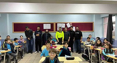 Polis vatandaşı bilgilendiriyor