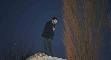 Polisi görünce elinde bıçakla çatıya kaçtı, 2 saatlik çabayla ikna edildi