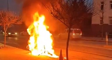 Polisin durdurduğu motosiklet alev alev yandı