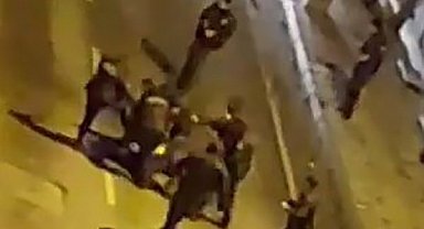 Polisin kavga eden gruba müdahalesi amatör kamerada