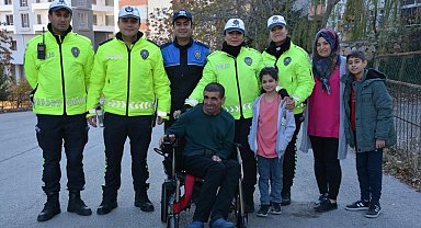 Polisin örnek davranışı üzerine hayırsever tarafından engelli şahsa akülü araç hediye edildi