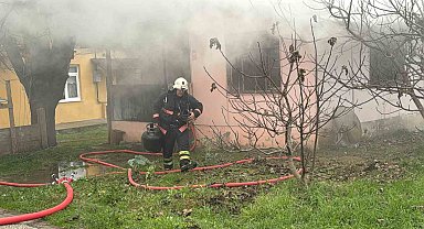 Prefabrik evde çıkan yangın güçlükle söndürüldü