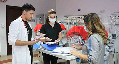 Prematüre doğduğu hastanede bebeklerin hayata tutunması için çalışıyor