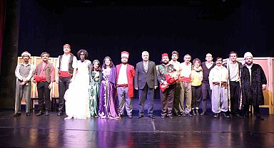 "Hamdi'nin İşleri Orta Oyunu" Efelerli tiyatroseverlerle buluştu