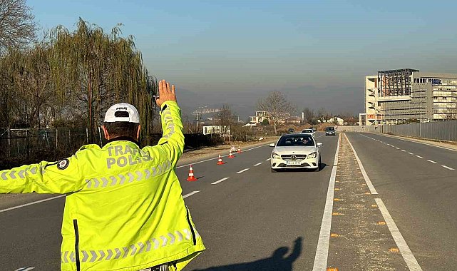 Radarla hız denetiminde 77 sürücüye ceza kesildi