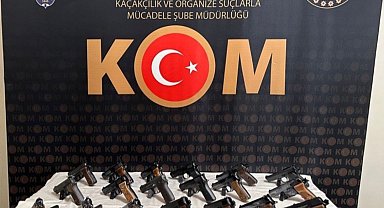 Rize'de çantadan 21 tane ruhsatsız tabanca çıktı