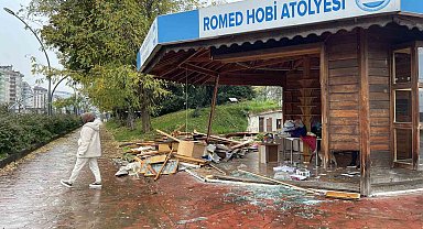 Rize'de otizmli öğrencilerin eğitim gördüğü ahşap hobi atölyesine çarpan araç hasara neden oldu
