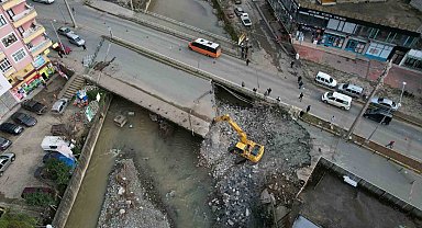 Rize'de şiddetli yağışlarda taşkınlara sebep olan köprüler yıkılıyor