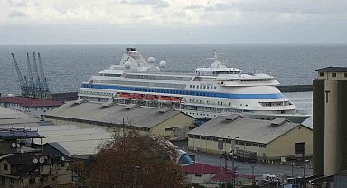 Rus turistleri taşıyan kruvaziyer gemisi Trabzon Limanı'na demirledi