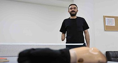 Sağ eli ve sol dizini kaybetti, yaşam sevincini kaybetmedi