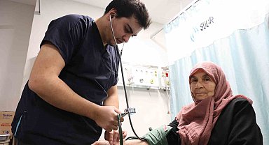 Sağlık çalışanları yeni yıla görevlerinin başında girdi