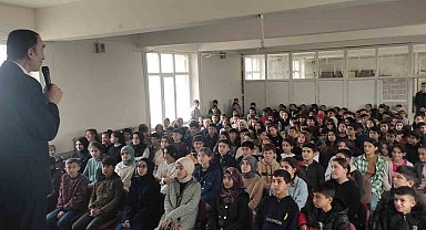 Sağlık çalışanlarından öğrencilere kitap desteği