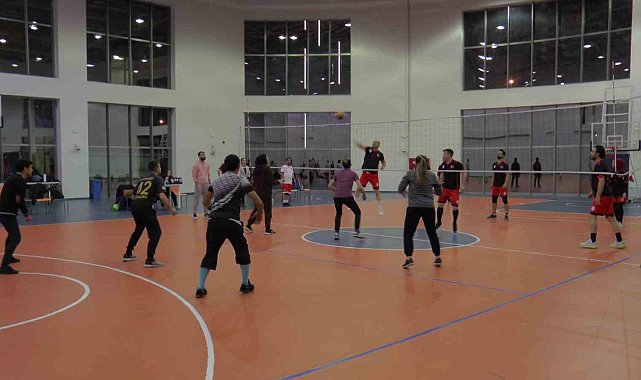 Sağlıkçılar voleybol turnuvasında stres atıyor