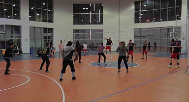 Sağlıkçılar voleybol turnuvasında stres atıyor