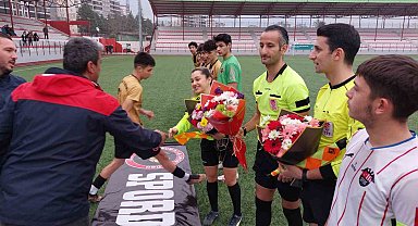 Sahaya "Sporda şiddete hayır" yazılı pankartla çıkıp, hakemlere çiçek verdiler