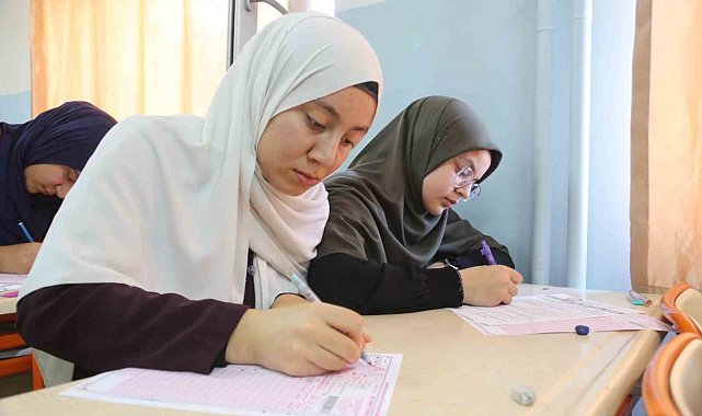 Şahinbeyli öğrenciler Umre için ter döktü