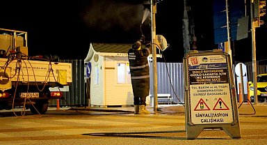 Sakarya Büyükşehir'den trafik ışıklarında temizlik mesaisi